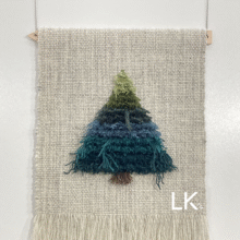 puoliryijy, jossa vaaleanharmalla pohjalla vihreä kuusi